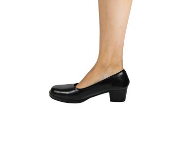 Beyaz arka planda zarif siyah deri kadın ayakkabıları giyen, izole edilmiş ürünler, rahat ayakkabılar giyen bir kadın..