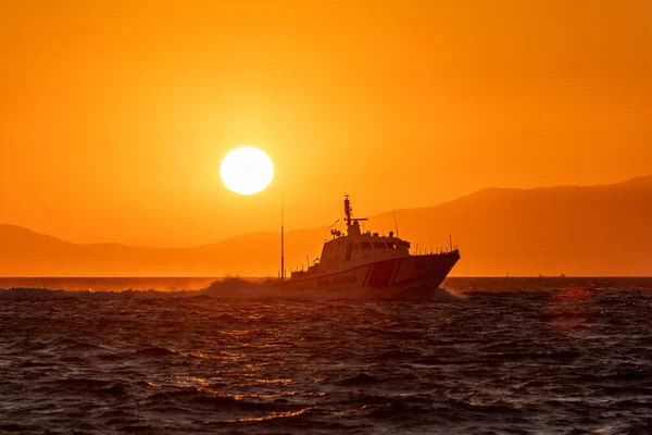 快艇在爱琴海的伊兹密尔湾快速航行 背景为红色日落的天空 — 图库照片