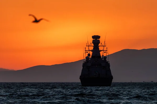 土耳其军舰在红色夕阳西下 前面有一只海鸥 — 图库照片