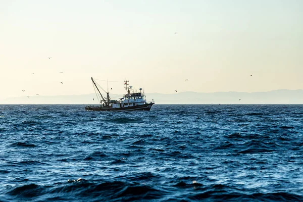 在土耳其爱琴海沿岸 渔船波涛汹涌 — 图库照片
