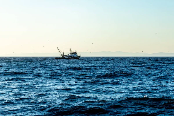 Pequeno Navio Pesca Mar Egeu Com Fundo Montanhas Luz Pôr — Fotografia de Stock