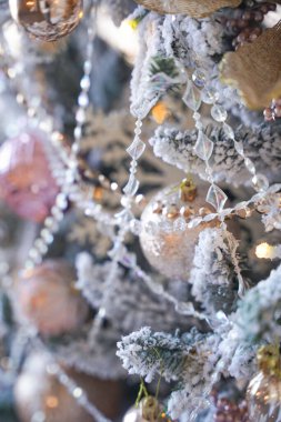 Noel ağacı süslemeleri Noel ağacında