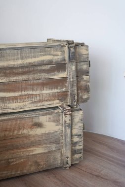 Tahta arka planda bir kitap olan eski ahşap bavul.