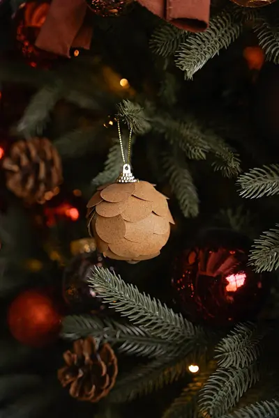 Noel balosu bir oyuncakla ağaç dalında