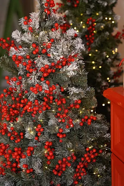 Kırmızı ve altın topları olan Noel ağacı