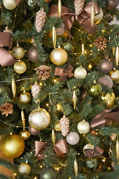 Oyuncak ve süslemeli Noel ağacı