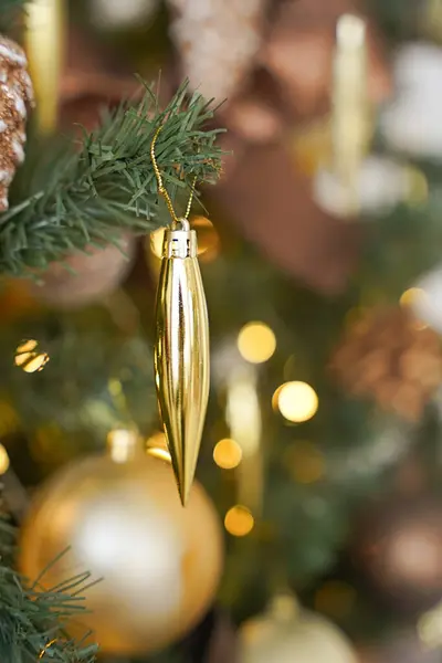 Noel ağaçlarının arka planında Noel süsleri var..