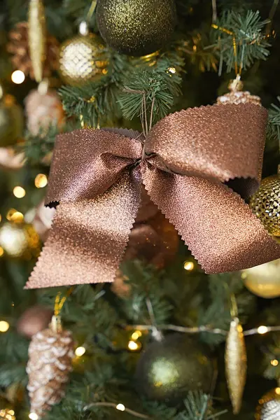 Noel ağacıyla Noel ağacı süslemesi