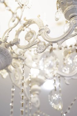 Otelde lüks bir avize.