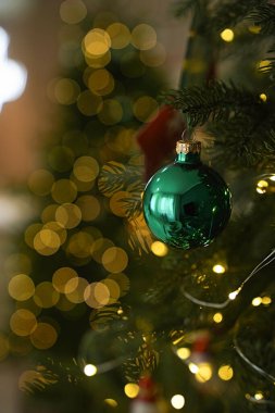 Noel ağacında noel süsü. Yeni yıl Noel 'i