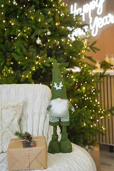 Yeni yılın arka planında hediyeler ve süslemelerle Noel ağacı