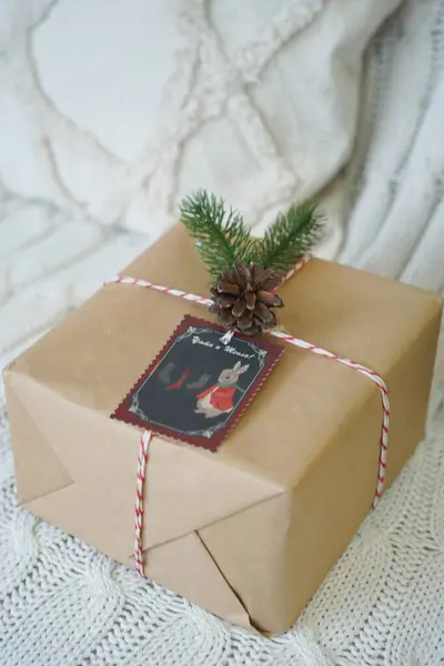 Kırmızı kurdeleli Noel kutuları ve ahşap bir masada noel ağacı..