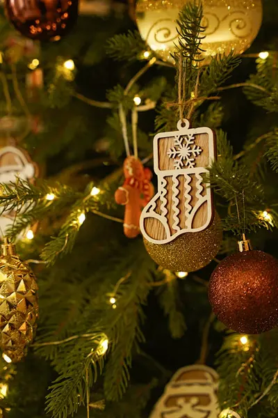 Arka planda oyuncaklar olan noel ağacını kapatın.