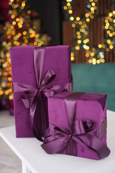Kırmızı kurdele ve fiyonklu hediye kutusu. Noel ağacı.