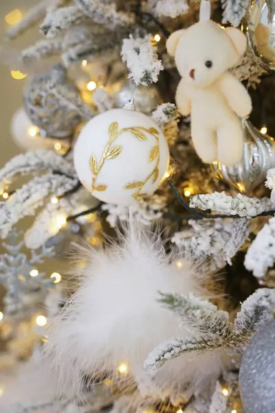 Oyuncaklarla Noel ağacı