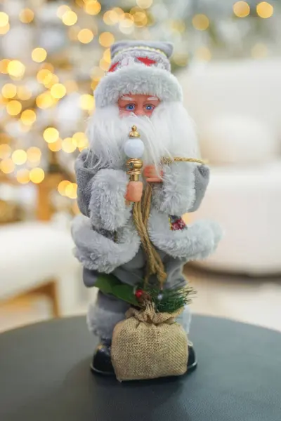 Noel Baba sandalyede oturuyor.