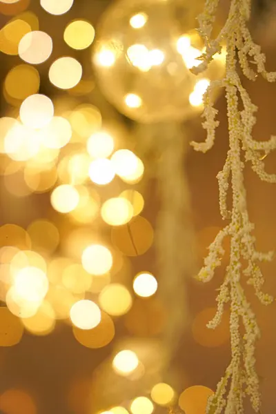 Bokeh özgeçmişe sahip altın noel ağacı