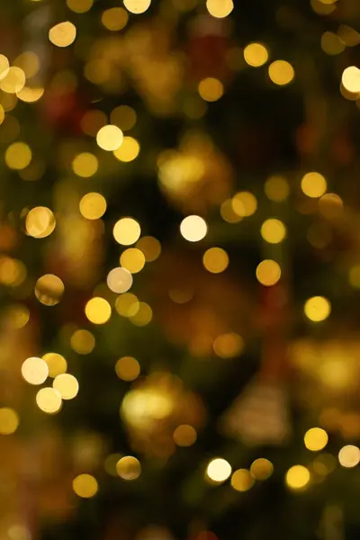 Bokeh ışıkları olan Noel ağacı