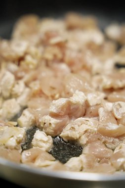 Tavada patates olan tavuk.