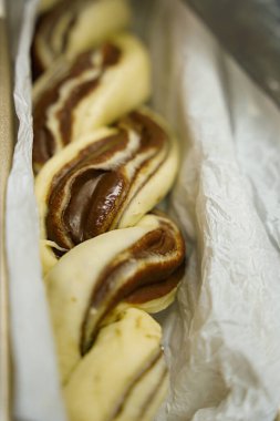 Tepside kalp şeklinde çikolatalı kurabiyeler..