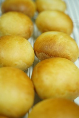 Beyaz bir yüzey üzerinde yeni pişmiş turtaların yakın plan çekimi.