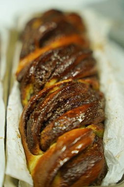 Beyaz arka plan üzerinde tatlı tarçınlı çörek