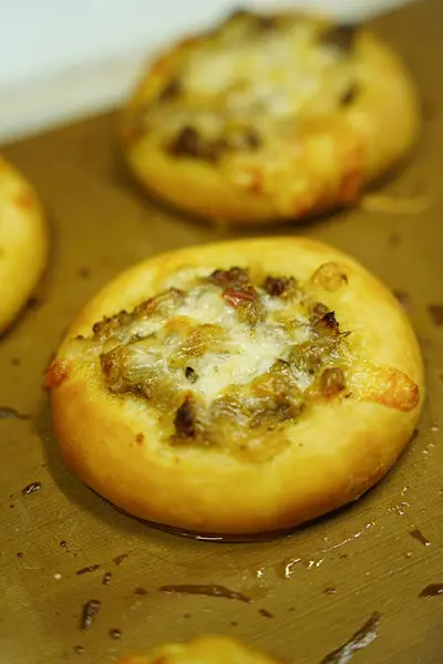 Peynirli ve domatesli pizza.