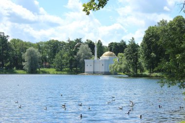 Parktaki beyaz kilise.