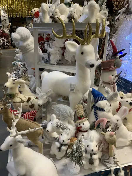 Lüks ren geyikleri ve kış aksesuarlarıyla süslenmiş kardan adamların yer aldığı bir bayram gösterisi. Noel neşesinin bu canlı sezonluk sahne ruhu.