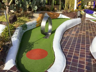 Yaratıcı bir şekilde tasarlanmış mini golf sahası parlak renkler ve benzersiz özellikler sergiliyor. Yeşilliğin ortasına yerleştirilen kurs, oyuncuları eğlenceli ve iç açıcı bir açık hava etkinliğinin tadını çıkarmaya davet ediyor..