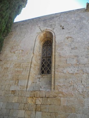 Bu antik taş duvar, karmaşık kafes işçiliğiyle eşsiz bir kemerli pencere içeriyor. Kalıplı taşlar ve yıpranmış yüzeyler, onun uzun tarihi ve kültürel önemini gösteriyor..