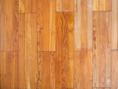 Kahverengilerin değişik tonlarında yatay tahtalar bulunan ahşap döşeme. Ahşap desenler, kumaşın doğal güzelliğini ve dayanıklılığını vurgulayarak doku ve görsel ilgi ekler..