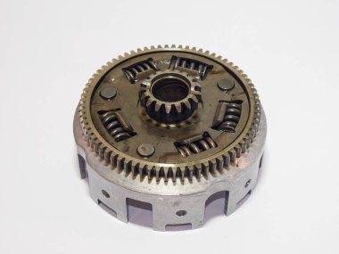 45 derecelik açıyla vites tutma mekanizmasının beyaz arka planda iç dişlileri olan hassas mühendislik ve endüstriyel tasarım gösteren bir görüntüsü..