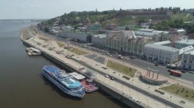 Büyük yolcu gemisi Rusya 'nın Nizhniy Novgorod kentindeki Volga nehrinin beton setine yanaşıyor.