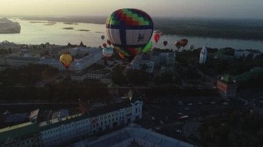 Bir şehirde sıcak hava balonu festivali düzenleniyor. Gökyüzünde bir sürü sıcak hava balonu var, buna kalp şeklinde olanlar da dahil. Balonlar yüksek binaları olan bir şehrin üzerinde uçuyor.