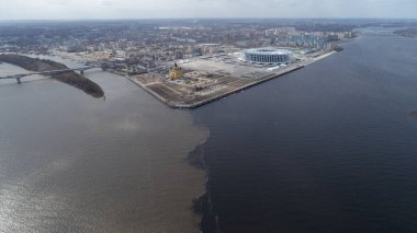 Her bahar, iki büyük nehrin sularının rengi ve bileşimi Oka ve Volga havadan çok fark edilir.