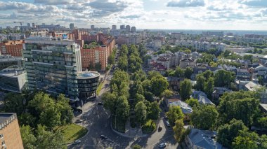 Şehir manzarası ve ortasında büyük bir bina. Şehir ağaçlar ve binalarla dolu.