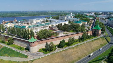 Büyük bir duvarı ve yeşil çatısı olan bir şehir. Duvar taştan ve çatı da yeşil.