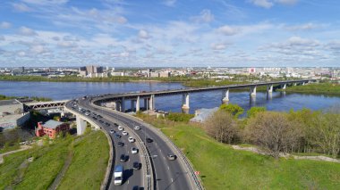 Nehir üzerinde köprüsü olan yoğun bir otoyol. Köprü çok uzun ve üzerinde bir sürü araba var.