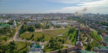 Şehir manzarası ve ortasında büyük bir bina. Şehir binalarla dolu ve gökyüzü temiz. Nizhny Novgorod