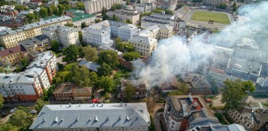 Ortası yüksek binalarla çevrili büyük bir ateş olan şehir manzarası. Yangın çeşitli açılardan görülebiliyor ve bölgede kaos ve tehlike hissi yaratıyor. Nizhny Novgorod