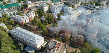 Ortasında büyük bir ateş olan şehir. Yangın yüksek binalarla çevrilidir ve önemli bir olay olduğu açıktır. Sahne oldukça dramatik. Nizhny Novgorod