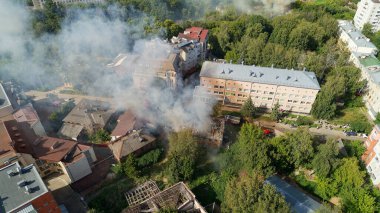 Bir yerleşim bölgesinde yangın var. Duman gökyüzüne yükseliyor ve itfaiye araçları olay yerinde. Nizhny Novgorod