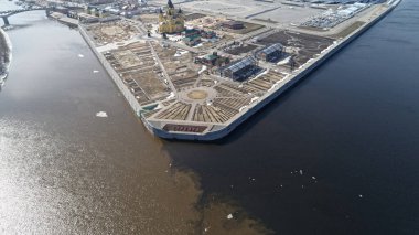 Oka ve Volga nehirlerinin birleştiği yer. Suyun bileşimindeki fark görülebilir. Bina bir iskele. Nizhny Novgorod