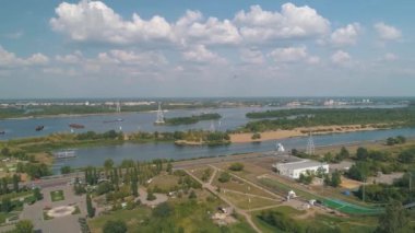 Nehir ve yeşil ağaçlı şehir manzarası