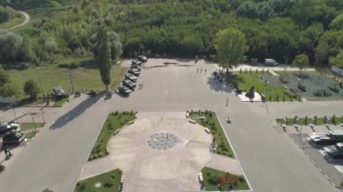 Yukarıdan bak. Yükseklerden bir manzara. Bir sürü insan. Parkta yürüyen insanlar. Yaz güneşli bir gün.