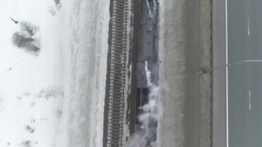 Karda arabalar ve arabalarla kış yolu. hava görünümü