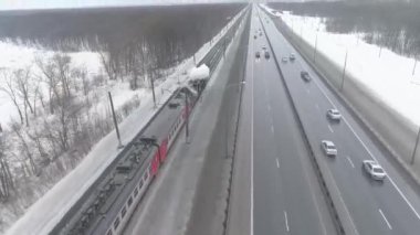 Anayolda arabalarla yol manzarası. otoyol kışın.