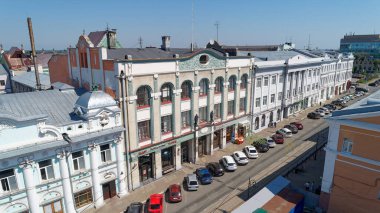 Eski ve yeni binaların karışımıyla şehir caddesi. Sokaklar araba ve insanlarla dolu. Yolun kenarında da birkaç tane park edilmiş araba var. - Evet. Nizhny Novgorod
