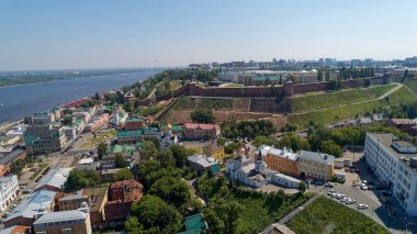 Arka planda nehir olan şehir manzarası. Binalar uzun ve sokaklar dolu. - Evet. Nizhny Novgorod